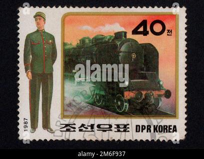 DPR Korea - CA. 1987: 1987 in der DPR Korea gedruckte Poststempel und spezielle elektrische Lokomotiven Stockfoto