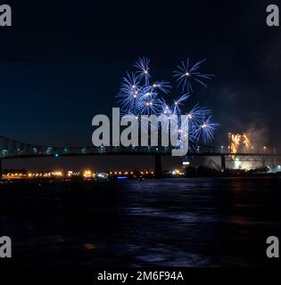 Feuerwerk. Jacques-Cartier Montreal. Feuerwerk mit Reflexionen auf Wasser. Feuerwerk Hintergrund und Platz für Text. Feuerwerk am Himmel. Panorama Feuerwerk Stockfoto