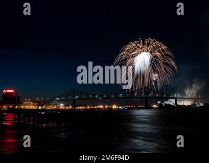 Feuerwerk. Jacques-Cartier Montreal. Feuerwerk mit Reflexionen auf Wasser. Feuerwerk Hintergrund und Platz für Text. Feuerwerk am Himmel. Panorama Feuerwerk Stockfoto