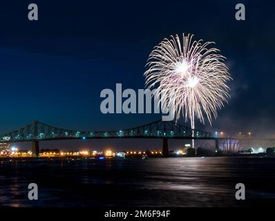 Feuerwerk. Jacques-Cartier Montreal. Feuerwerk mit Reflexionen auf Wasser. Feuerwerk Hintergrund und Platz für Text. Feuerwerk am Himmel. Panorama Feuerwerk Stockfoto