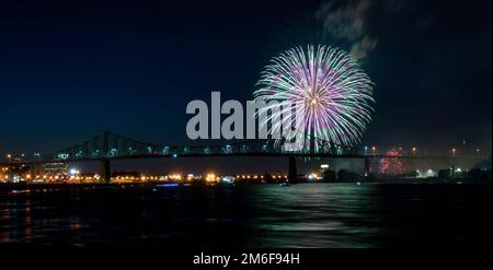 Feuerwerk. Jacques-Cartier Montreal. Feuerwerk mit Reflexionen auf Wasser. Feuerwerk Hintergrund und Platz für Text. Feuerwerk am Himmel. Panorama Feuerwerk Stockfoto