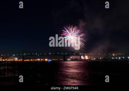 Feuerwerk. Jacques-Cartier Montreal. Feuerwerk mit Reflexionen auf Wasser. Feuerwerk Hintergrund und Platz für Text. Feuerwerk am Himmel. Panorama Feuerwerk Stockfoto