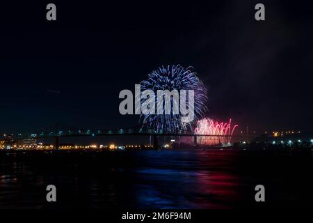 Feuerwerk. Jacques-Cartier Montreal. Feuerwerk mit Reflexionen auf Wasser. Feuerwerk Hintergrund und Platz für Text. Feuerwerk am Himmel. Panorama Feuerwerk Stockfoto