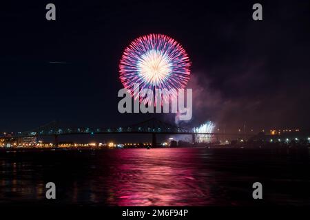 Feuerwerk. Jacques-Cartier Montreal. Feuerwerk mit Reflexionen auf Wasser. Feuerwerk Hintergrund und Platz für Text. Feuerwerk am Himmel. Panorama Feuerwerk Stockfoto