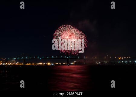 Feuerwerk. Jacques-Cartier Montreal. Feuerwerk mit Reflexionen auf Wasser. Feuerwerk Hintergrund und Platz für Text. Feuerwerk am Himmel. Panorama Feuerwerk Stockfoto