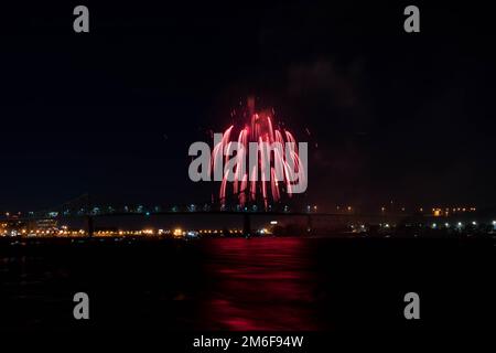 Feuerwerk. Jacques-Cartier Montreal. Feuerwerk mit Reflexionen auf Wasser. Feuerwerk Hintergrund und Platz für Text. Feuerwerk am Himmel. Panorama Feuerwerk Stockfoto