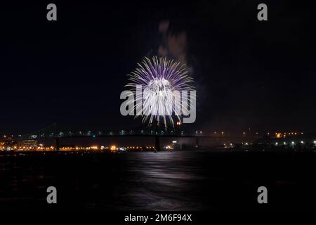 Feuerwerk. Jacques-Cartier Montreal. Feuerwerk mit Reflexionen auf Wasser. Feuerwerk Hintergrund und Platz für Text. Feuerwerk am Himmel. Panorama Feuerwerk Stockfoto