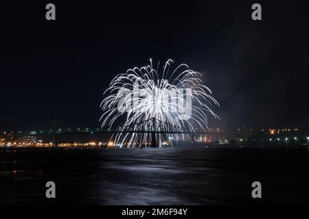 Feuerwerk. Jacques-Cartier Montreal. Feuerwerk mit Reflexionen auf Wasser. Feuerwerk Hintergrund und Platz für Text. Feuerwerk am Himmel. Panorama Feuerwerk Stockfoto