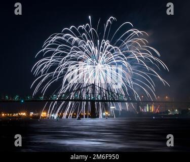 Feuerwerk. Jacques-Cartier Montreal. Feuerwerk mit Reflexionen auf Wasser. Feuerwerk Hintergrund und Platz für Text. Feuerwerk am Himmel. Panorama Feuerwerk Stockfoto