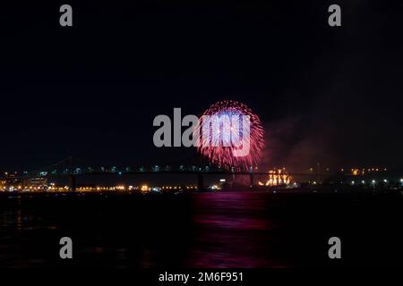 Feuerwerk. Jacques-Cartier Montreal. Feuerwerk mit Reflexionen auf Wasser. Feuerwerk Hintergrund und Platz für Text. Feuerwerk am Himmel. Panorama Feuerwerk Stockfoto