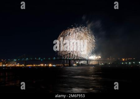 Feuerwerk. Jacques-Cartier Montreal. Feuerwerk mit Reflexionen auf Wasser. Feuerwerk Hintergrund und Platz für Text. Feuerwerk am Himmel. Panorama Feuerwerk Stockfoto