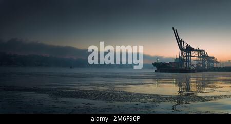 Am frühen Morgen Nebel bei eisigen Temperaturen im Hafen von Hamburg Stockfoto