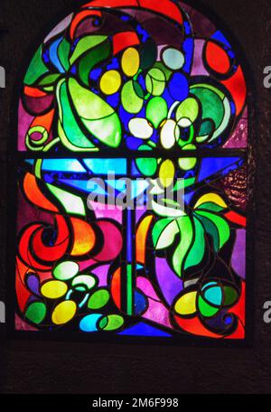 Vertikales Buntglasfenster mit abstraktem Hintergrund aus mehrfarbigem Glas mit Pflanzen- und Obstverzierungen