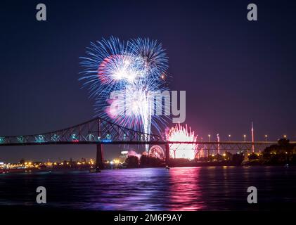 Feuerwerk. Jacques-Cartier Montreal. Feuerwerk mit Reflexionen auf Wasser. Feuerwerk Hintergrund und Platz für Text. Feuerwerk am Himmel. Panorama Feuerwerk Stockfoto