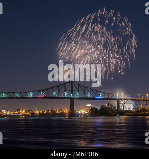 Feuerwerk. Jacques-Cartier Montreal. Feuerwerk mit Reflexionen auf Wasser. Feuerwerk Hintergrund und Platz für Text. Feuerwerk am Himmel. Panorama Feuerwerk Stockfoto
