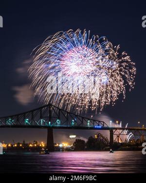 Feuerwerk. Jacques-Cartier Montreal. Feuerwerk mit Reflexionen auf Wasser. Feuerwerk Hintergrund und Platz für Text. Feuerwerk am Himmel. Panorama Feuerwerk Stockfoto