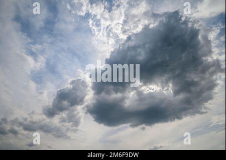 Dunkle Wolken am blauen Himmel vor dem Regen Stockfoto