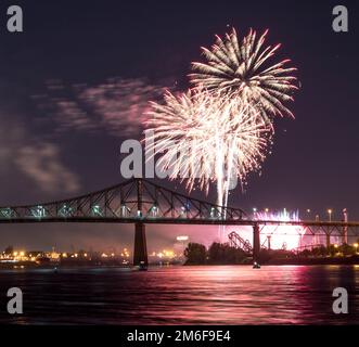 Feuerwerk. Jacques-Cartier Montreal. Feuerwerk mit Reflexionen auf Wasser. Feuerwerk Hintergrund und Platz für Text. Feuerwerk am Himmel. Panorama Feuerwerk Stockfoto