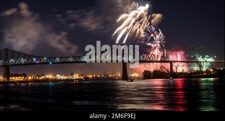Feuerwerk. Jacques-Cartier Montreal. Feuerwerk mit Reflexionen auf Wasser. Feuerwerk Hintergrund und Platz für Text. Feuerwerk am Himmel. Panorama Feuerwerk Stockfoto