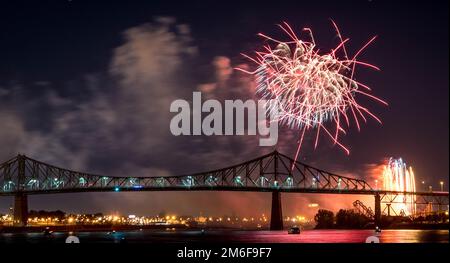 Feuerwerk. Jacques-Cartier Montreal. Feuerwerk mit Reflexionen auf Wasser. Feuerwerk Hintergrund und Platz für Text. Feuerwerk am Himmel. Panorama Feuerwerk Stockfoto
