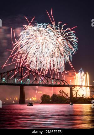 Feuerwerk. Jacques-Cartier Montreal. Feuerwerk mit Reflexionen auf Wasser. Feuerwerk Hintergrund und Platz für Text. Feuerwerk am Himmel. Panorama Feuerwerk Stockfoto