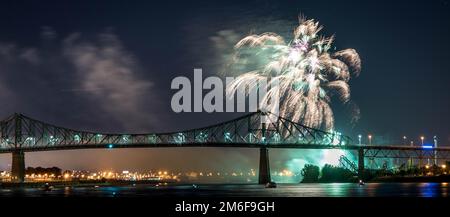 Feuerwerk. Jacques-Cartier Montreal. Feuerwerk mit Reflexionen auf Wasser. Feuerwerk Hintergrund und Platz für Text. Feuerwerk am Himmel. Panorama Feuerwerk Stockfoto