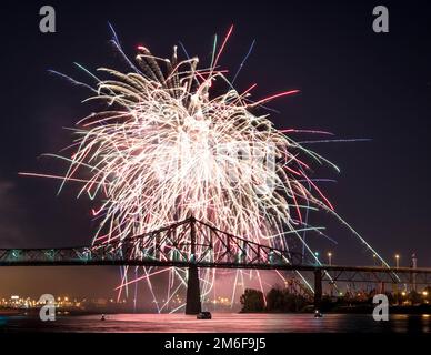 Feuerwerk. Jacques-Cartier Montreal. Feuerwerk mit Reflexionen auf Wasser. Feuerwerk Hintergrund und Platz für Text. Feuerwerk am Himmel. Panorama Feuerwerk Stockfoto