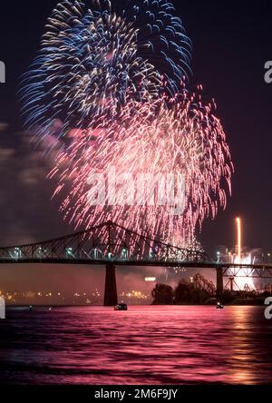 Feuerwerk. Jacques-Cartier Montreal. Feuerwerk mit Reflexionen auf Wasser. Feuerwerk Hintergrund und Platz für Text. Feuerwerk am Himmel. Panorama Feuerwerk Stockfoto