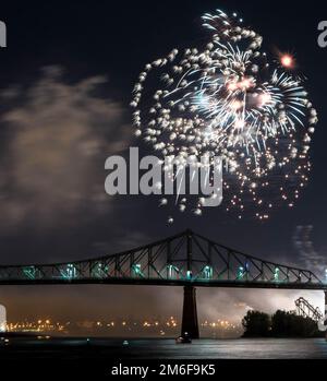 Feuerwerk. Jacques-Cartier Montreal. Feuerwerk mit Reflexionen auf Wasser. Feuerwerk Hintergrund und Platz für Text. Feuerwerk am Himmel. Panorama Feuerwerk Stockfoto