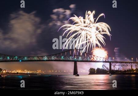 Feuerwerk. Jacques-Cartier Montreal. Feuerwerk mit Reflexionen auf Wasser. Feuerwerk Hintergrund und Platz für Text. Feuerwerk am Himmel. Panorama Feuerwerk Stockfoto