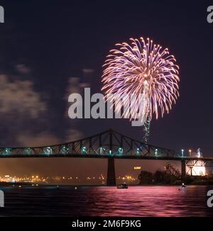 Feuerwerk. Jacques-Cartier Montreal. Feuerwerk mit Reflexionen auf Wasser. Feuerwerk Hintergrund und Platz für Text. Feuerwerk am Himmel. Panorama Feuerwerk Stockfoto