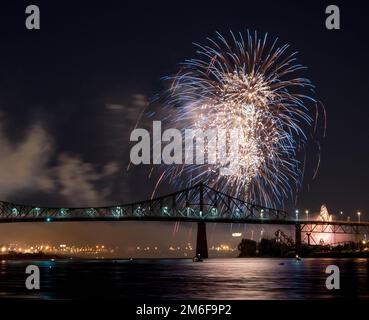 Feuerwerk. Jacques-Cartier Montreal. Feuerwerk mit Reflexionen auf Wasser. Feuerwerk Hintergrund und Platz für Text. Feuerwerk am Himmel. Panorama Feuerwerk Stockfoto