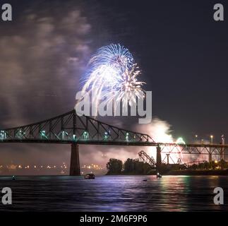 Feuerwerk. Jacques-Cartier Montreal. Feuerwerk mit Reflexionen auf Wasser. Feuerwerk Hintergrund und Platz für Text. Feuerwerk am Himmel. Panorama Feuerwerk Stockfoto