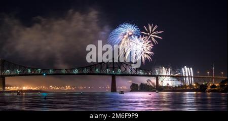 Feuerwerk. Jacques-Cartier Montreal. Feuerwerk mit Reflexionen auf Wasser. Feuerwerk Hintergrund und Platz für Text. Feuerwerk am Himmel. Panorama Feuerwerk Stockfoto