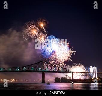 Feuerwerk. Jacques-Cartier Montreal. Feuerwerk mit Reflexionen auf Wasser. Feuerwerk Hintergrund und Platz für Text. Feuerwerk am Himmel. Panorama Feuerwerk Stockfoto