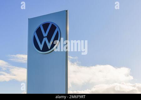 Ein kleiner Winkel des Volkswagen Service Center Schildes unter einem blauen Schild Stockfoto