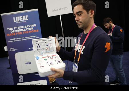 Las Vegas, Usa. 03. Januar 2023. Aussteller Kalchman Johann zeigt das Heimdefibulatorkit von Lifeaz auf der 2023 International CES im Mandalay Bay Convention Center in Las Vegas, Nevada, am Montag, den 3. Januar 2023. Foto: James Atoa/UPI Credit: UPI/Alamy Live News Stockfoto