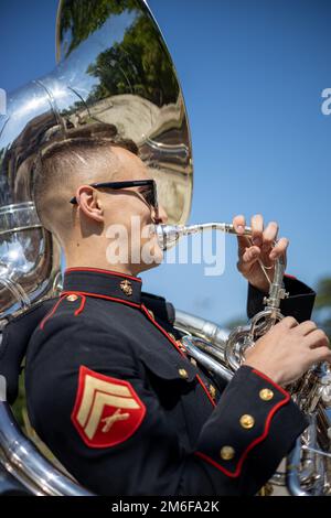 USA Marines mit der Marine Forces Reserve (MFR) Band, treten am 27. April 2022 in einer Grundschule in Norfolk, Virginia, auf. Die MFR-Band, Musikexperten, die die Werte des Marine Corps verkörpern, reiste nach Norfolk, um auf der Virginia International Tattoo (VIT) 2022 aufzutreten. Die MFR-Band nutzte die Gelegenheit, an verschiedenen Grundschulen Auftritte zu machen, um die Fähigkeiten der Band hervorzuheben. Stockfoto