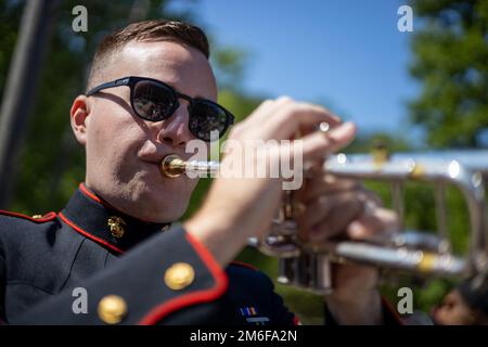 USA Marines mit der Marine Forces Reserve (MFR) Band, treten am 27. April 2022 in einer Grundschule in Norfolk, Virginia, auf. Die MFR-Band, Musikexperten, die die Werte des Marine Corps verkörpern, reiste nach Norfolk, um auf der Virginia International Tattoo (VIT) 2022 aufzutreten. Die MFR-Band nutzte die Gelegenheit, an verschiedenen Grundschulen Auftritte zu machen, um die Fähigkeiten der Band hervorzuheben. Stockfoto