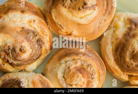 Süße hausgemachte Kuchen - leckere, frisch gebackene Cinabon-Kuchen von oben Stockfoto