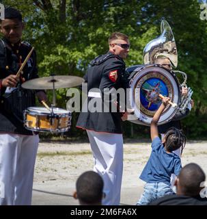 USA Marines mit der Marine Forces Reserve (MFR) Band, treten am 27. April 2022 in einer Grundschule in Norfolk, Virginia, auf. Die MFR-Band, Musikexperten, die die Werte des Marine Corps verkörpern, reiste nach Norfolk, um auf der Virginia International Tattoo (VIT) 2022 aufzutreten. Die MFR-Band nutzte die Gelegenheit, an verschiedenen Grundschulen Auftritte zu machen, um die Fähigkeiten der Band hervorzuheben. Stockfoto