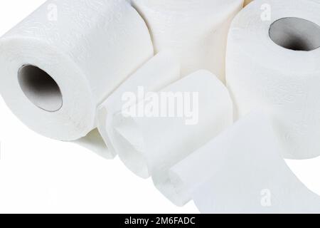 Hygiene und Haushalt, Nahaufnahme einer einzigen sauberen Toilettenpapierrolle auf weißem Hintergrund, Gewebe ist ein leichtes Papier oder leichtes Krepppapier Stockfoto