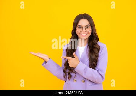 Sehen Sie sich die Werbung an. Teenager Kind Punkte beiseite zeigt leere Kopie Platz für Text promo Idee Präsentation, Posen vor gelbem Hintergrund. Stockfoto