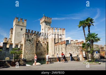 Mittelalterliche Burg Scaliger in Altstadt Sirmione auf See Lago di Garda, Norditalien Stockfoto