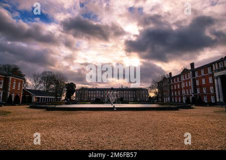 Sonnenuntergang über dem Peninsula Square in Winchester, Hampshire, Großbritannien Stockfoto