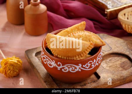 Indische traditionelle Süßes Essen Gujiya oder Gujia während der gemacht Holi Festival Stockfoto