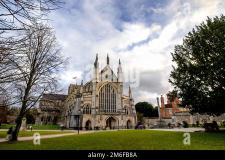 Der Eingang zur Kathedrale der Heiligen Dreifaltigkeit, St. Peter, St. Paul und Saint Swithun (Winchester Kathedrale) in Winchester, Großbritannien Stockfoto