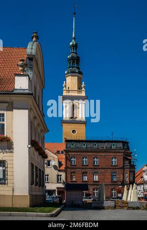 Vertikale Aufnahme eines alten Kirchturms in Polen Stockfoto