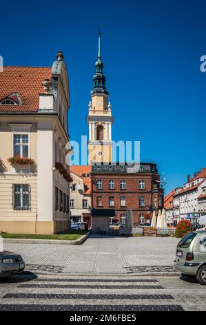 Vertikale Aufnahme eines alten Kirchturms in Polen Stockfoto