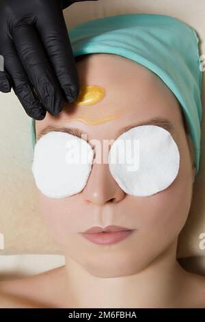 Junge Frau am Kosmetiktisch Stockfoto